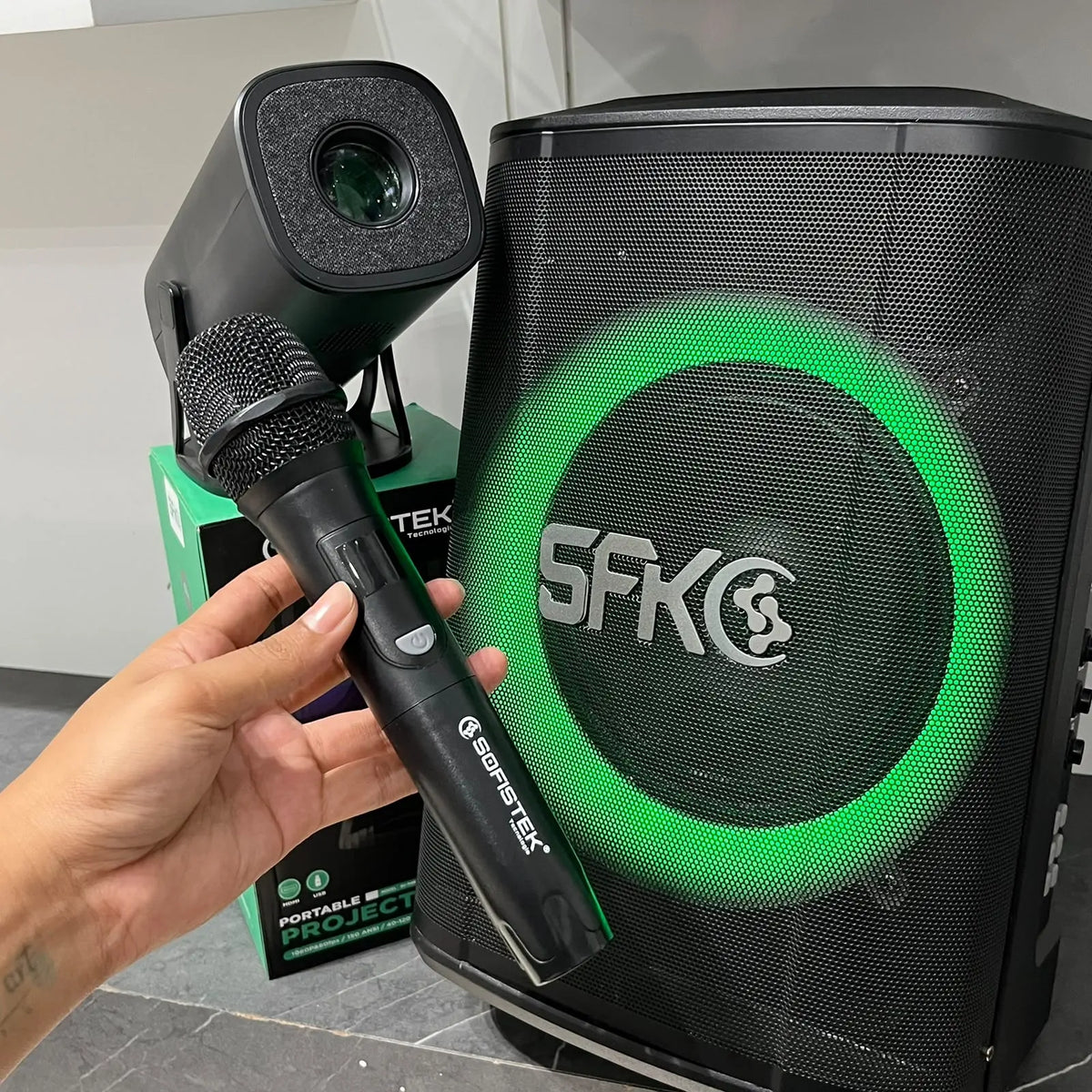 ¡Súper Combo Familia! Parlante PS2PRO+ Proyector SK-P450